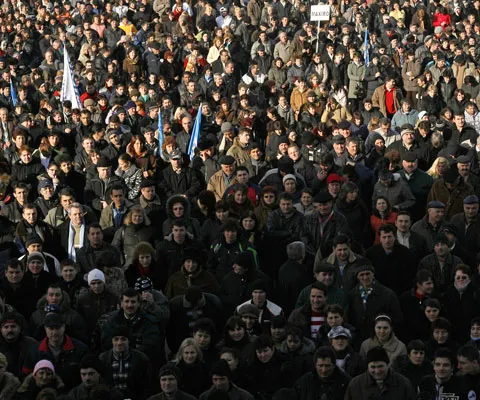 Sindicatele din educaţie, sănătate şi funcţionarii publici discută cu reprezentanţii Ministerului Muncii despre tăierea sporurilor