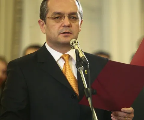 Guvernul ar putea desfiinţa între 15 şi 22% din funcţiile de conducere ale aparatului central de stat