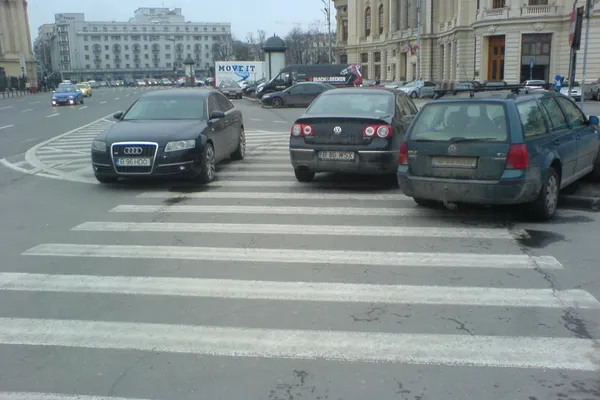 Maşini parcate pe trecerea de pietoni lângă MNAR