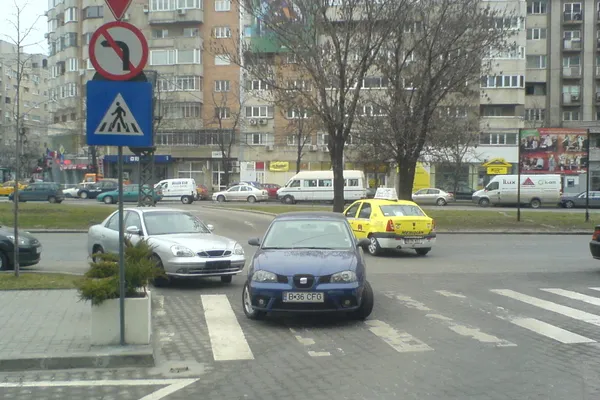 Maşină parcată pe trecerea de pietoni