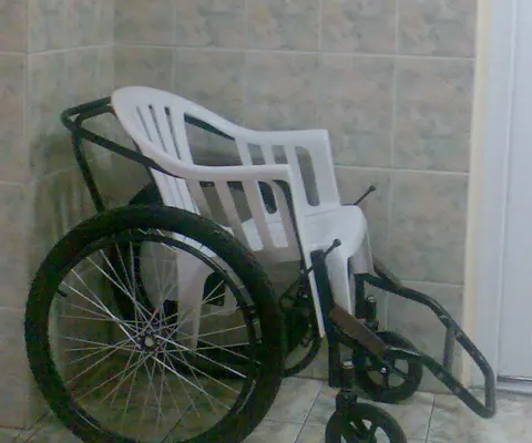 Sistemul sanitar românesc nu oferă şanse prea mari de recuperare unei tinere paralizate în urma unui accident