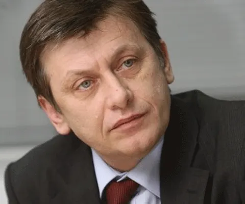 Crin Antonescu: Daţi-mi şansa de a fi acel nebun care îl bate pe Băsescu