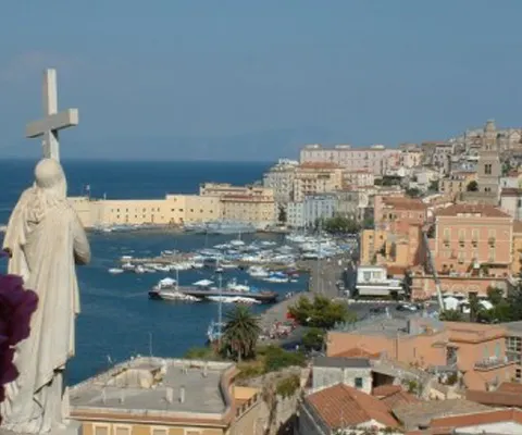 O italiancă agresată de un imigrant nord-african a fost salvată de doi români