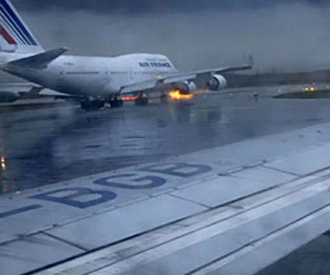 Deputaţii UDMR şi PNL se plâng că sunt lăsaţi în ploaie la aeroport