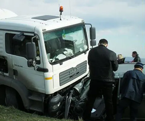Cinci oameni au murit şi unul a fost grav rănit într-un accident