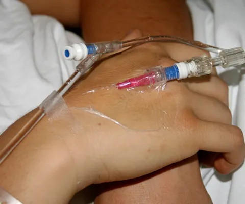 Rudele tinerei paralizate în urma unui accident de circulaţie au deschis un cont bancar pentru cei care vor să o ajute