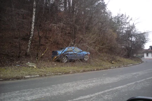 Accident - maşina a juns în pădure