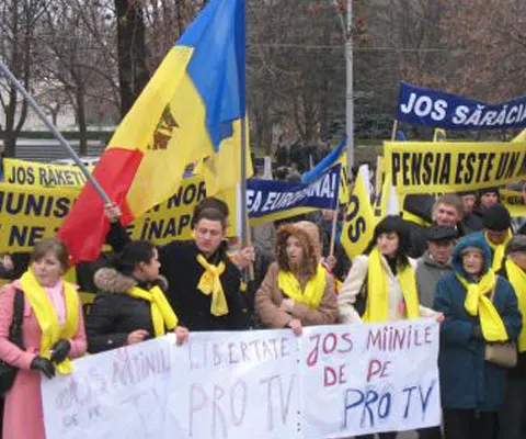 Protestatari antiguvernamentali stropiţi cu vopsea verde la Chişinău