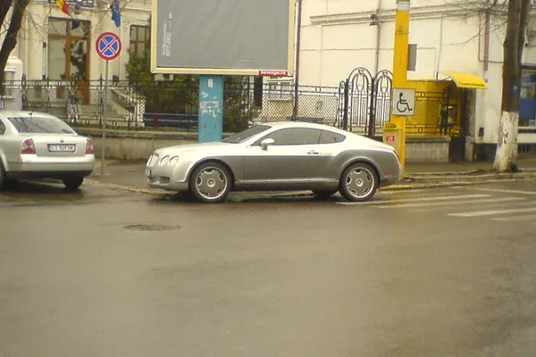 Parcarea pe trecerea de pietoni, o obişnuinţă