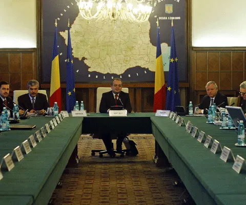 Pachetul anticriză al Guvernului conţine 23 de soluţii. Ce măsuri anticriză credeţi că ar trebui să ia Guvernul?