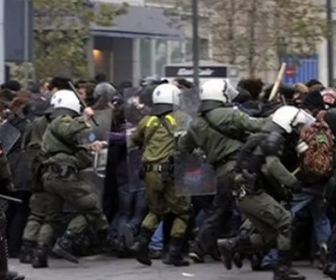 Chişinăul se loveşte de problemele Greciei: proteste în stradă după uciderea unui tânăr de către poliţie