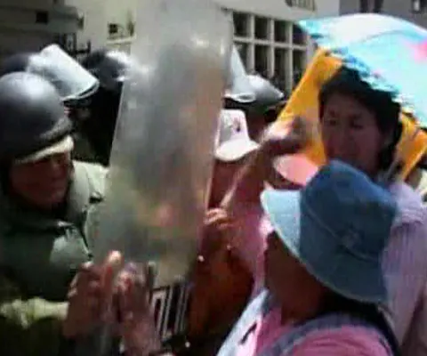 Proteste în Bolivia, după interzicerea importurilor de maşini vechi