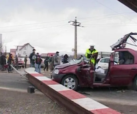 Şoferul de camion care a dărâmat joi un limitator de viteză şi firma de transport sunt vinovaţi pentru producerea accidentului