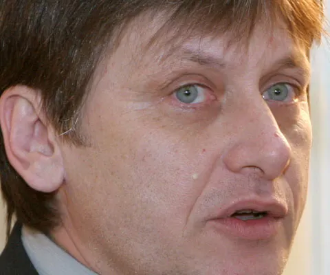 Crin Antonescu: Traian Băsescu este ca o codoaşă bătrână. Trebuie să le oferim românilor schimbarea