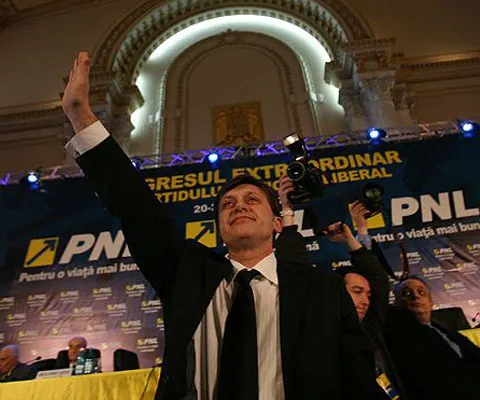 Crin Antonescu este noul preşedinte al PNL