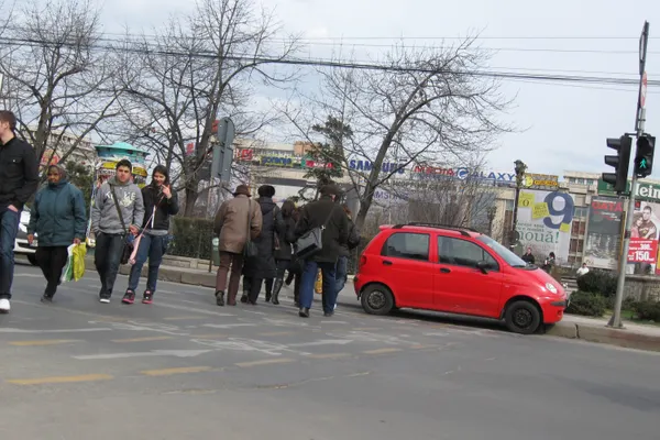 Autoturism parcat pe trecerea de pietoni
