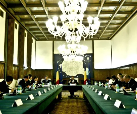 Coaliţia de guvernare se întâlneşte astăzi să discute despre împrumutul extern