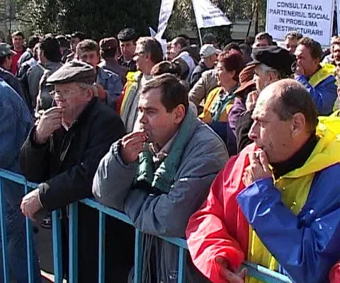 Profesorii, politiştii şi funcţionarii publici au pichetat prefecturile din întreaga ţară, sediile partidelor de la Guvernare şi pe cel al Ministerului Muncii