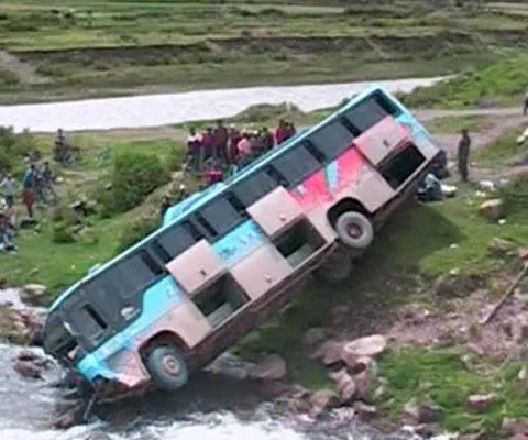 10 turişti au fost răniţi miercuri dimineaţă într-un accident rutier în Peru