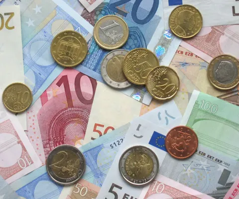 Guvernul se caută în buzunare pentru a face faţă cheltuielilor