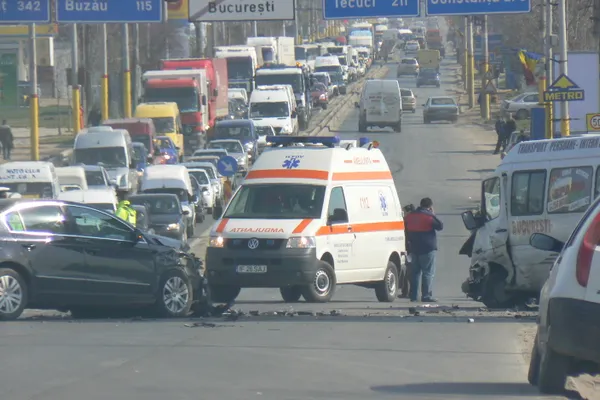 Accident la ieşirea din Capitală, în această dimineaţă