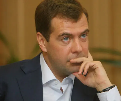 Medvedev se bucură că un ziar critic la adresa Kremlinului încă mai există şi-i promite un interviu