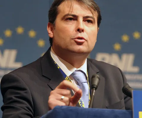 Adrian Cioroianu: Crin Antonescu şi-a făcut o echipă cu liberali dintre prietenii săi