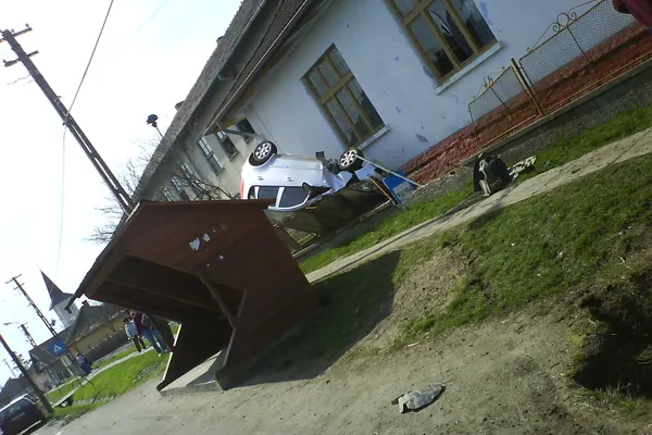 Accident în Satu Mare, o şoferiţă a pierdut controlul volanului după o curbă periculoasă