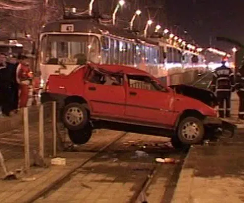 Un şofer a lovit două persoane într-o staţie de tramvai din Capitală, după care a fugit de la locul accidentului