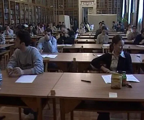Mii de studenţii au protestat, nemulţumiţi de intenţia Guvernului de amânare a majorării burselor