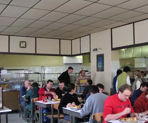Au renunţat la restaurante şi au ajuns să mănânce la cantina săracilor