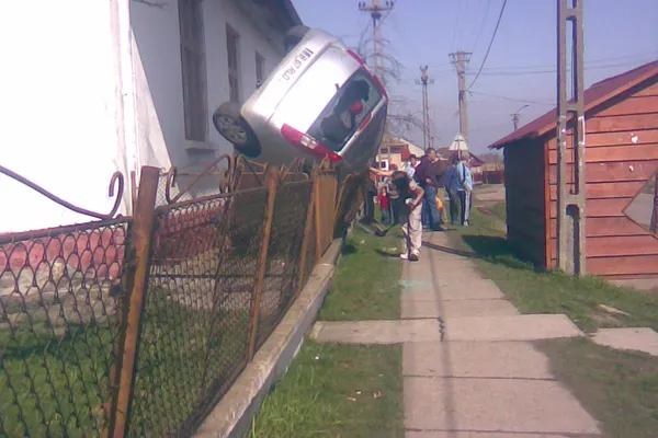 Accident în Satu Mare, o maşină a ajuns în curtea unui om
