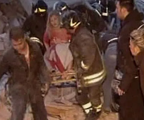 Mulţi localnici din Aquila, localitatea italiană afectată de cutremur, au început să părăsească oraşul