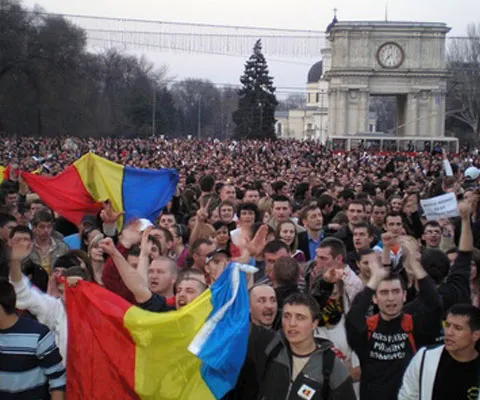 "Prima revoluţie în direct pe Internet", decretează bloggerii, în informările privind protestele din R. Moldova