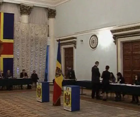 Guvernul de la Chişinău şi opoziţia au convenit să fie renumărate voturile