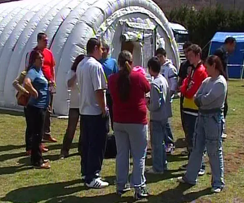 35 de români din Italia trăiesc în corturi după ce casele le-au fost distruse de cutremur