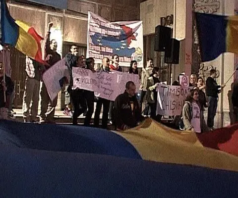 A patra seară la rând tinerii s-au adunat să protesteze în faţa TNB
