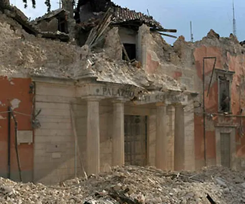 Mai multe clădiri care s-au prăbuşit în Italia în urma cutremurului încălcau normele de construcţie