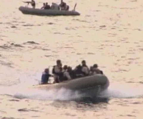 Vasul italian, pe care se află şi 5 români, a fost dus de către piraţi în nordul Somaliei
