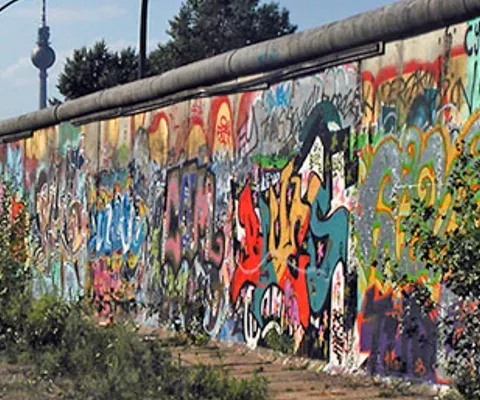 Picturile murale de pe rămăşiţele Zidului Berlinului vor fi restaurate