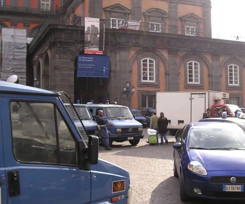 Doi români suspectaţi de crimă au fost arestaţi de poliţia italiană