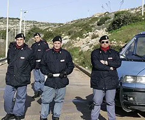 Poliţia a eliberat 48 de români exploataţi la o fermă din Italia