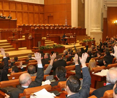 Trei foşti parlamentari au cerut adeverinţă de pensie specială deşi nu aveau vârsta de pensionare