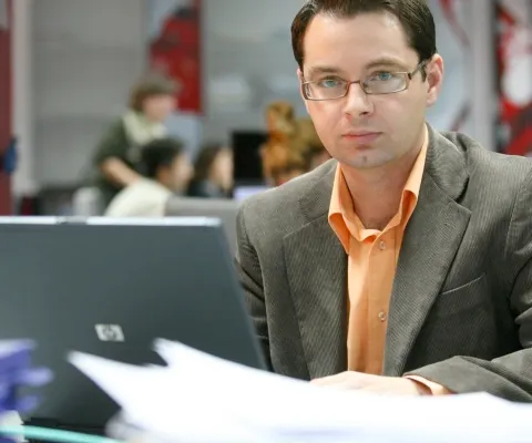 Portalul de ştiri numărul 1 în România prezintă REALITATEA pe NET- spectacolul lumii de pe internet în 4 minute