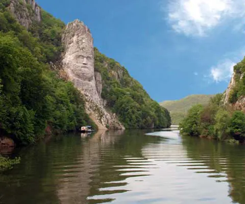 Este bine că Ucraina pune în mod transparent baze militare pe Dunăre, susţine Iulian Fota