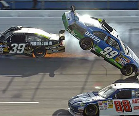 VIDEO / Accident spectaculos în NASCAR. Şapte spectatori au fost răniţi uşor