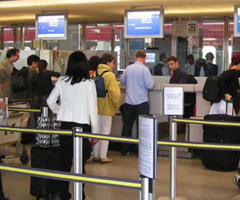 Zeci de români sunt blocaţi pe aeroportul din Treviso, Italia