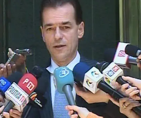 PNL şi UDMR au strâns semnăturile pentru depunerea unei moţiuni de cenzură cu privire la rectificarea bugetară
