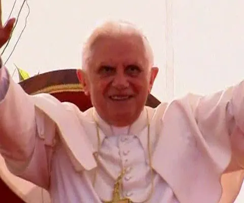 Papa Benedict al XVI-lea a vizitat regiunea italiană afectată de seismul din 6 aprilie