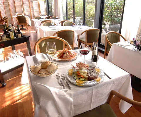 Franţa ajută patronii de restaurante să facă faţă crizei şi reduce valoarea TVA
